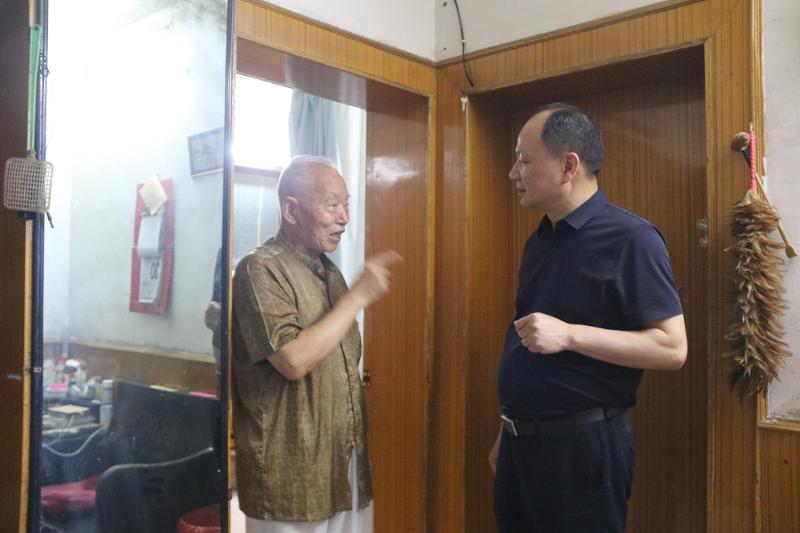 公司黨委書記、董事長周鴻春節慰問老黨員、軍轉干部